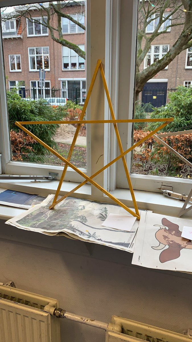 Irenesport's tweet image. Meten, rekenen, timmeren, schuren, zagen, schilderen.... Zo fijn dat dat op onze school kan 🥰! Kerststerren gemaakt om op de kerstmarkt te verkopen #zijinstroom #pabo #speciaalbasisonderwijs