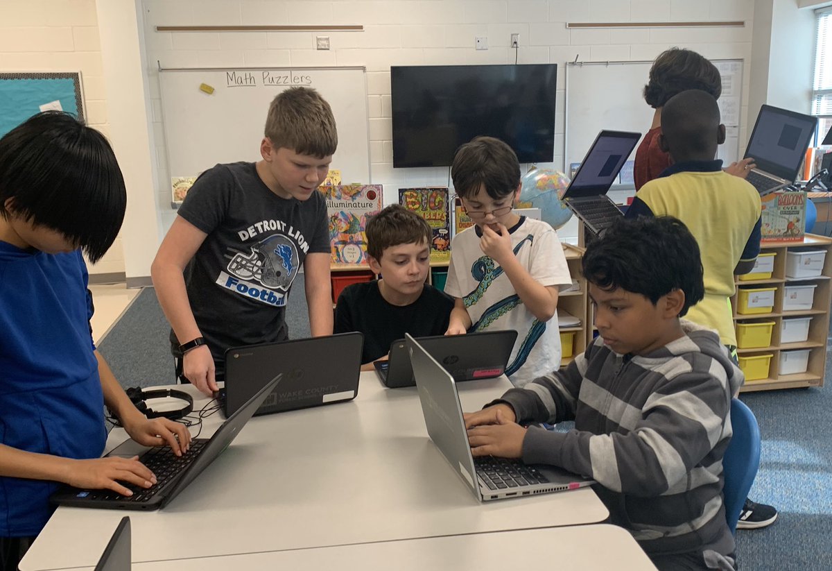 BloomerSTEAM's tweet image. My 5th grade Math students didn’t want to leave. Can’t blame them...I love coding too! #codewithmath #HourOfCode #thereweregirlscodingaswell
