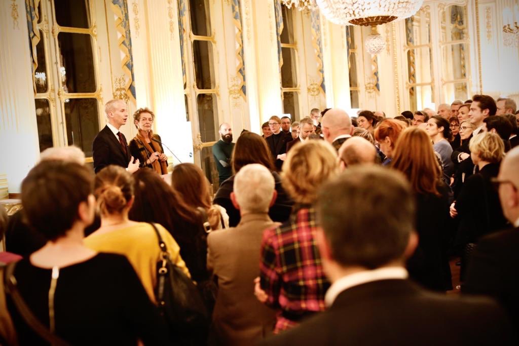 Cette année, le titre de Maîtres d'art a 25 ans. 25 ans que ce dispositif unique en Europe assure la transmission des savoir-faire et de l'excellence française. Je suis heureux de remettre ce soir neuf titres de Maîtres d'art à neuf talents qui font rayonner notre patrimoine.