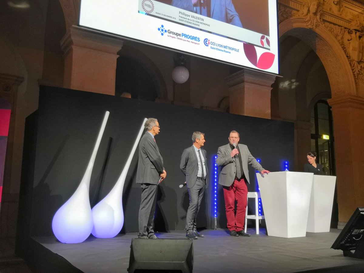 TD_com19's tweet photo. Pour introduire cette soirée, nous accueillons Patrick MAUGÉ, Directeur Événementiel du Groupe Progrès ainsi que Philippe VALENTIN, Président de la CCI Lyon Métropole Saint-Étienne Roanne.
#tdcom2019 https://t.co/xM1QUCkeAN