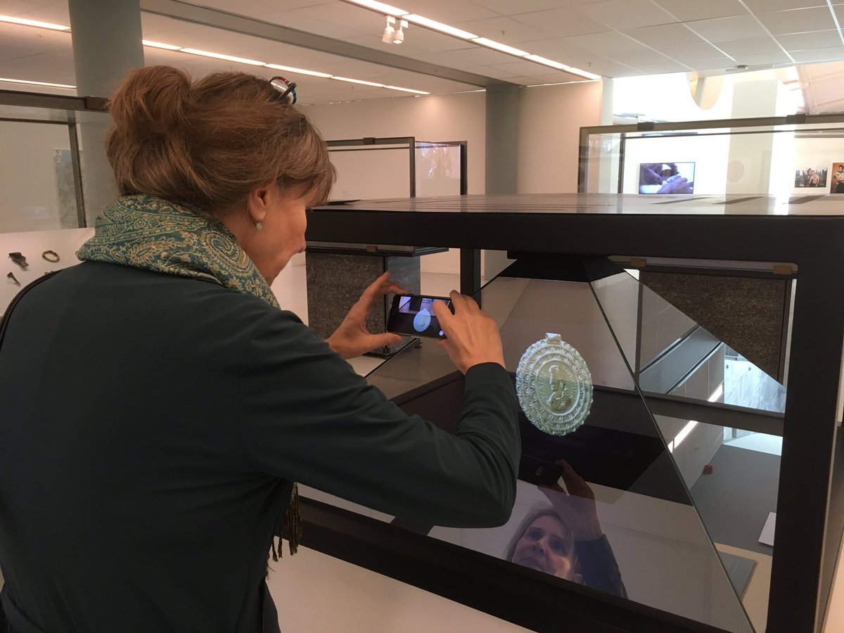 So far away, and yet so close 😉 Vandaag in <a href="/CODAapeldoorn/">CODA Apeldoorn</a> aan @msanderman van <a href="/gemeenteRheden/">Gemeente Rheden</a> de hologramvitrine met de goudschat van Velp laten zien! #erfgoed #archeologie #veluwe
