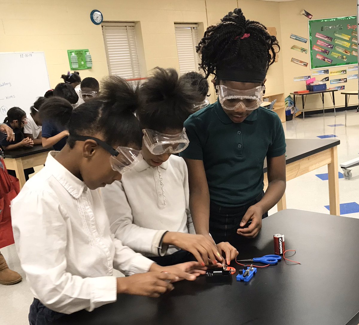 Estudiantes del tercer grado aprenden sobre los circuitos de las baterías en la clase de STEM en <a href="/EgyptElementary/">Egypt Elementary</a>. SCS ofrece bastante opciones para todos sus estudiantes. ¡Aprendan con nosotros! #SOMOS901