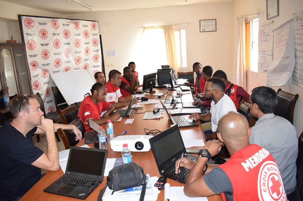 moustafdialodk2's tweet photo. Great coordination meeting today between @MadaRedCross, @IFRCAfrica and @PIROI_FRC
Communities affected by Cyclone #Belna in Soalala, #Madagascar and how do we help them to get back on their feet, were at the heart of our discussions. 
Keep up the good work. Kudos! https://t.co/Wl26NXFJZS