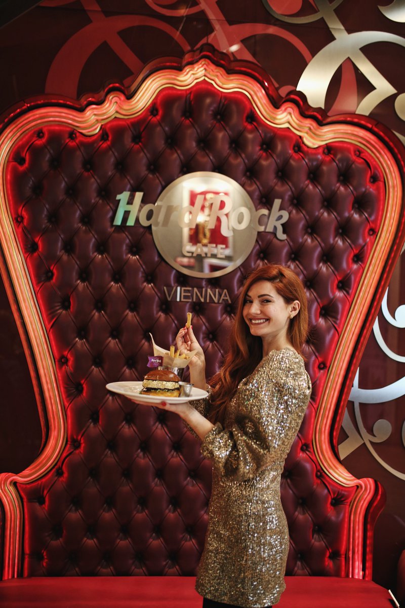 Xmas spirit is in the air, it is time to shine and treat yourself to something you have never tried before! How about a 24-Karat Gold Leaf Steak Burger <a href="/HardRock/">Hard Rock Cafe</a>? Check my IG stories and highlights to see my full recommendations! #LegendsOnly #HardRockPartner