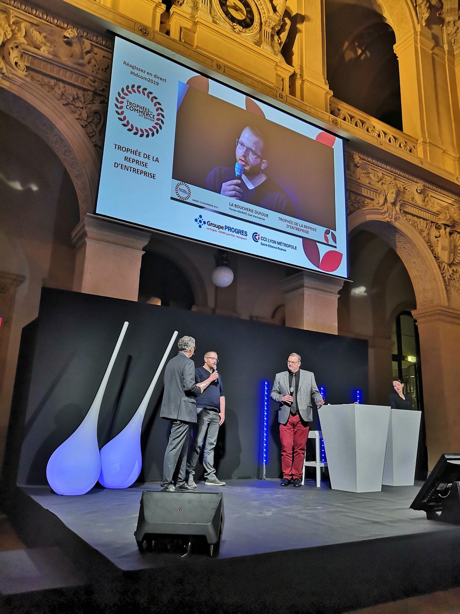 TD_com19's tweet photo. TROPHÉE DE LA REPRISE D’ENTREPRISE
Félicitations à La Boucherie Dufour, représentée par Florian VOURIOT, son Dirigeant, qui remporte ce trophée, remis par le Président de la CCI Lyon Métropole Saint-Étienne Roanne, Philippe VALENTIN !
#tdcom2019 https://t.co/iRLADV2Hhb