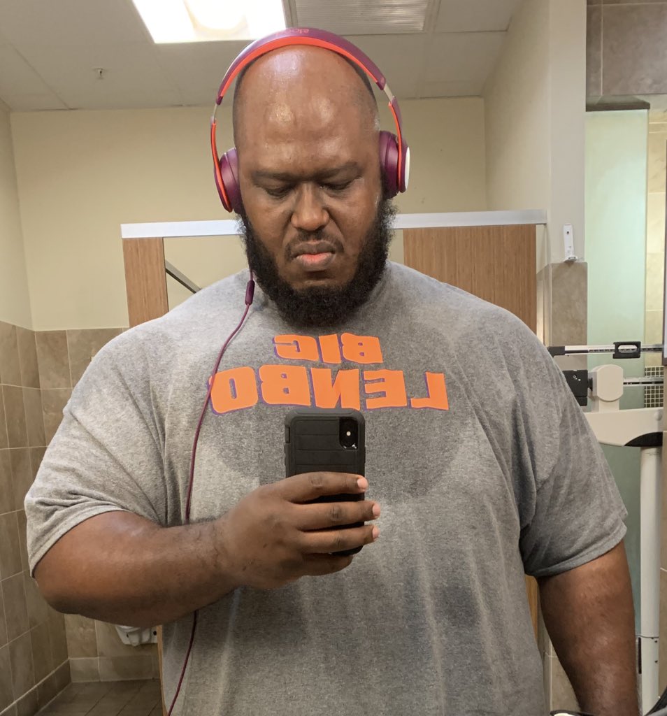 throwdown713's tweet photo. Feeling cute, might go to work and tell ppl they can’t go backstage without the proper credentials. Lol well there is no might. I will be doing that. #silverbacknerd #lifeatdahouse https://t.co/UCWuPJ9MCj