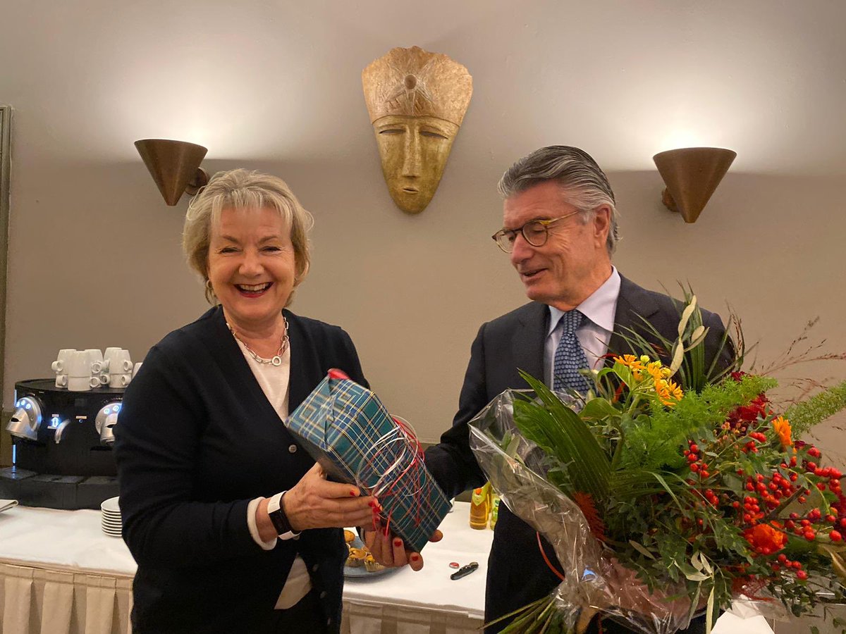 De bedrijfsoverdracht aan <a href="/coostwegeljr/">Camille Oostwegel</a> op 1 Jan a.s. werpt zijn schaduw vooruit. Vandaag mijn laatste Vergadering van ons Directieteam <a href="/OostCollection/">Oostwegel Collection</a> in <a href="/Winselerhof/">Winselerhof</a> voorgezeten.
In al die jaren mocht ik maar liefst 404 Directieoverleggen voorzitten. De tijd is omgevlogen!