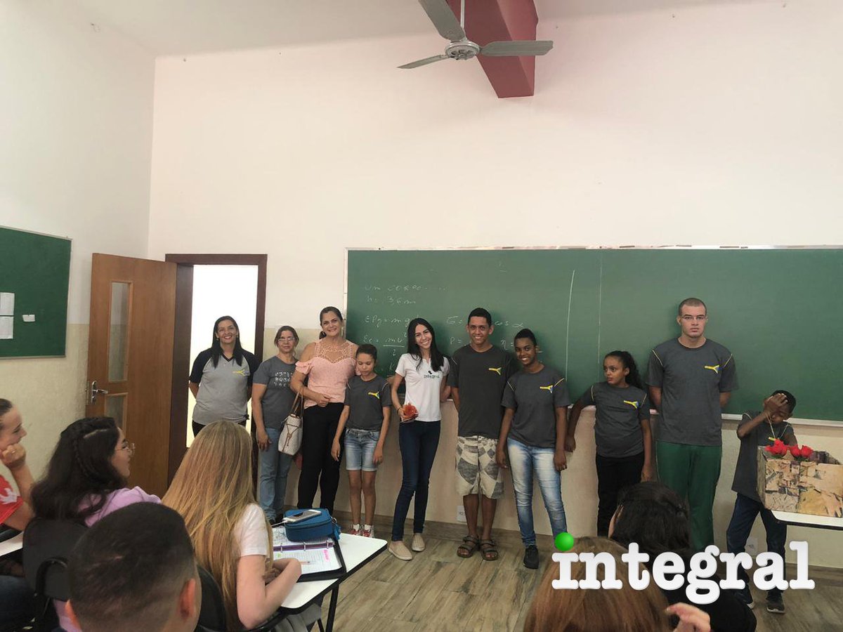 integraldiv's tweet photo. Os alunos da Escola Estadual Helena Antipoff vieram aqui no Integral para agradecer pelas ações do Adjutório e as doações de leite do Mutirão Começo Agir da #MaratonaIntegral. Somos nós que agradecemos! #OrgulhoDeSerIntegral https://t.co/E5nOxkKiEC