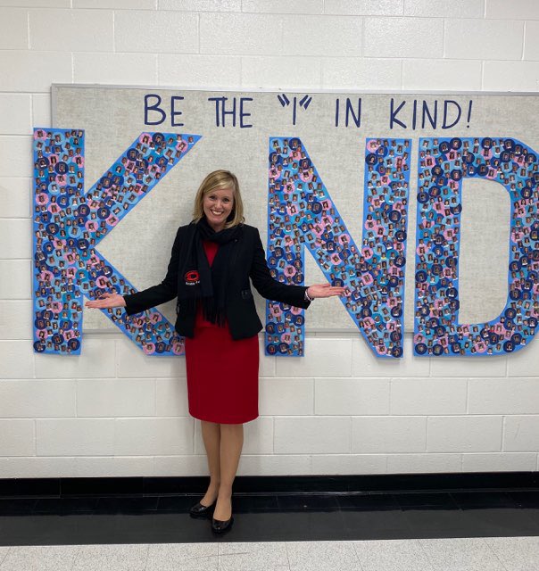 DES_HCS's tweet photo. Thank you Dr. Mary Elizabeth Davis for stopping by to meet with our school council and leadership this afternoon. #IAmWhy #BetterTogether #ExceptExceptionalHCS #BEtheIinKind 🐾 https://t.co/uHQhIAMLqP