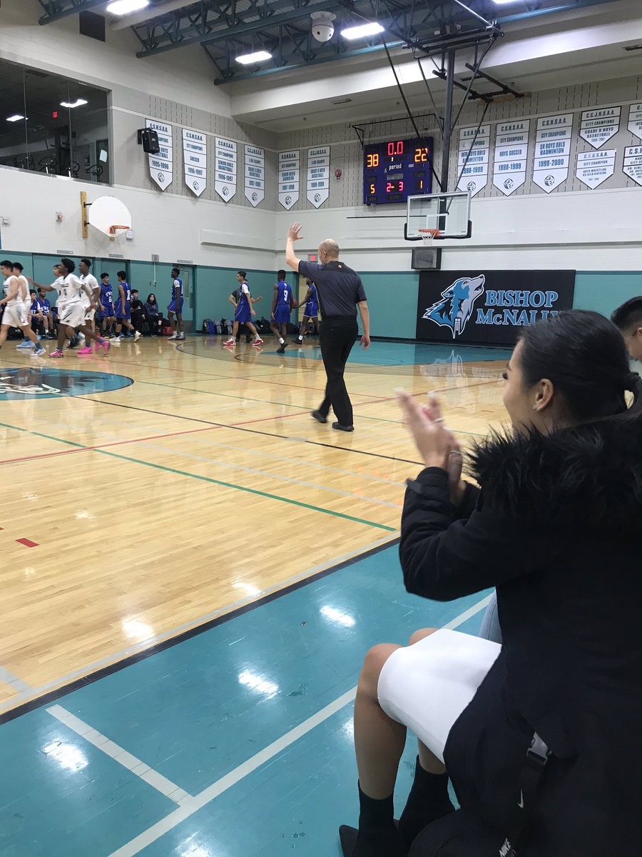 NeilOF12's tweet image. The official signals a half-time buzzer-beater three from @BMcNallyCCSD guard, Braeden Baltazar.  Wolves 38 Bulldogs 22.