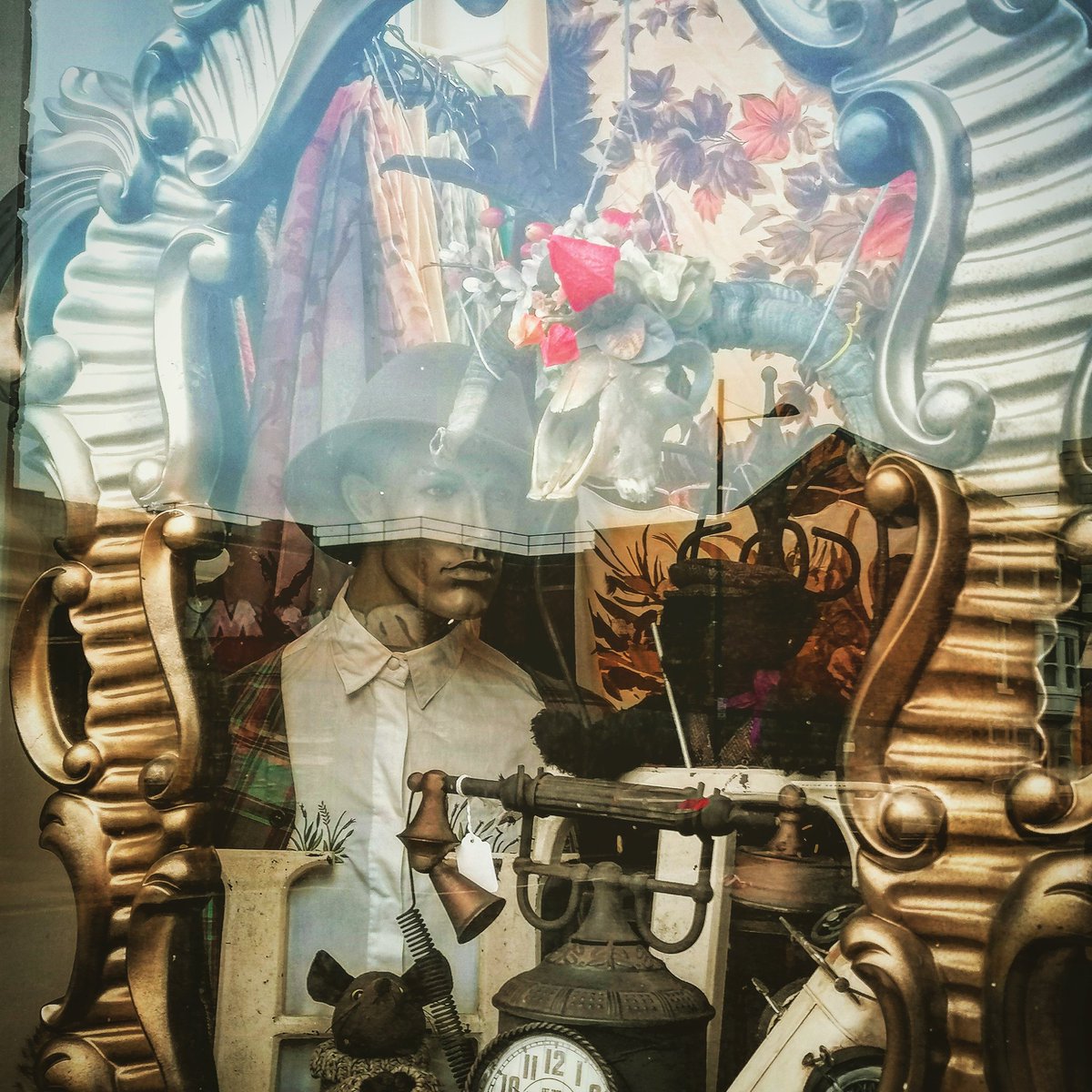 GuruGiles's tweet photo. Been a bit rubbish at tweeting this week! It's been manic! Here's a new window display! Loved creating this 💁‍♂️ https://t.co/FvRf4EfGMc