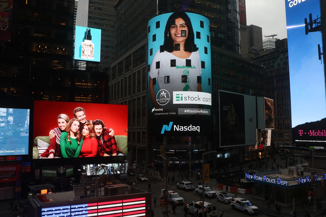 stockcardhq's tweet photo. #nasdaq #openningbell Our CEO, @HodaMehr, rang the Nasdaq's opening bell with other startup founders from the @nasdaqcenter. Also, we all screamed as she rocked it on the stage and Time Square 🥳🥳🥳
#milestonemaker https://t.co/GsFZGqFumf