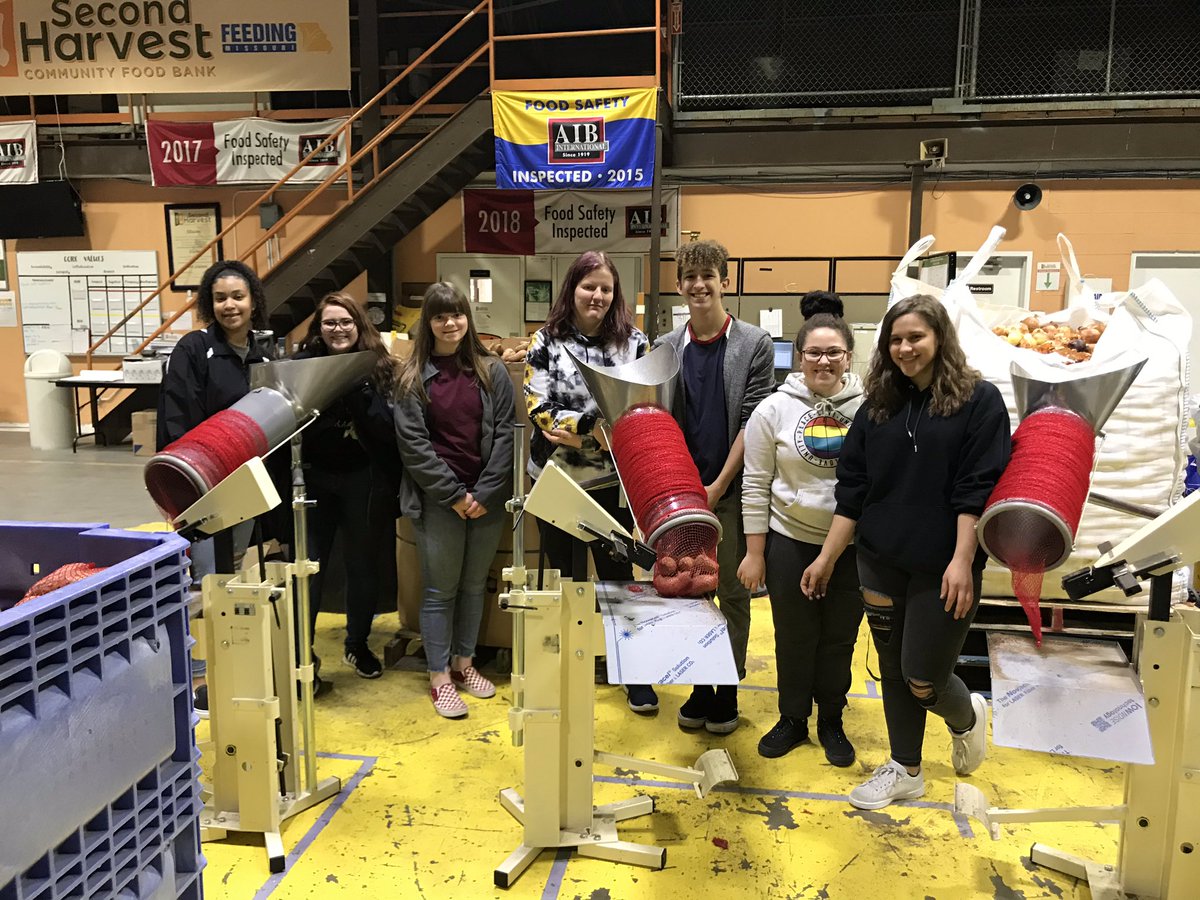 LHSFBLA2019's tweet photo. Spent our evening packing produce for the mobile pantries at Second Harvest. ☘️ https://t.co/tYeR85w0mD