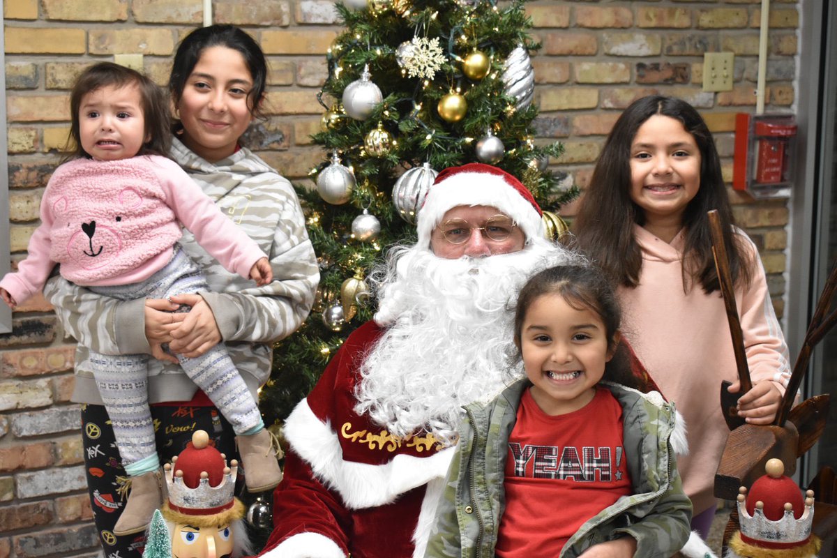 GoodmanES_AISD's tweet photo. โSanta, is that really you?
Howโd you get here so fast?โ
#WeAreAldine #WeAreACE #GoodmanACE https://t.co/GPHo32XsxP