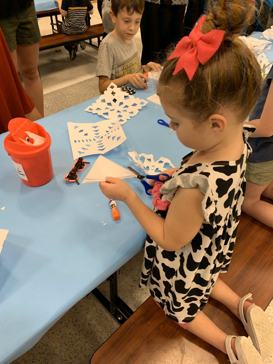 MrsEmilyToller's tweet photo. McAllister’s art department produced such a fun, engaging event tonight! Our kiddos and staff are so talented! #TheresNoPlaceLikeMcAllister https://t.co/5gywvHkafN
