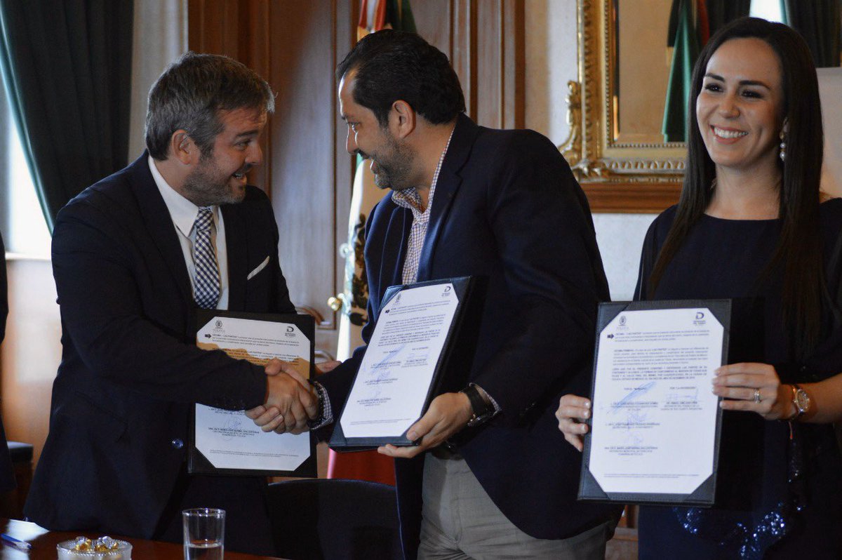 Sria_del_Aytto's tweet photo. En el marco del Día Internacional de los #DerechosHumanos, con la representación del Ayuntamiento de #TolucaCapital asistimos a la firma de Convenio de Colaboración con la Defensoría del Pueblo de Río Cuarto, Argentina.  
#JuntosEsPosible https://t.co/0oD9A3erQh