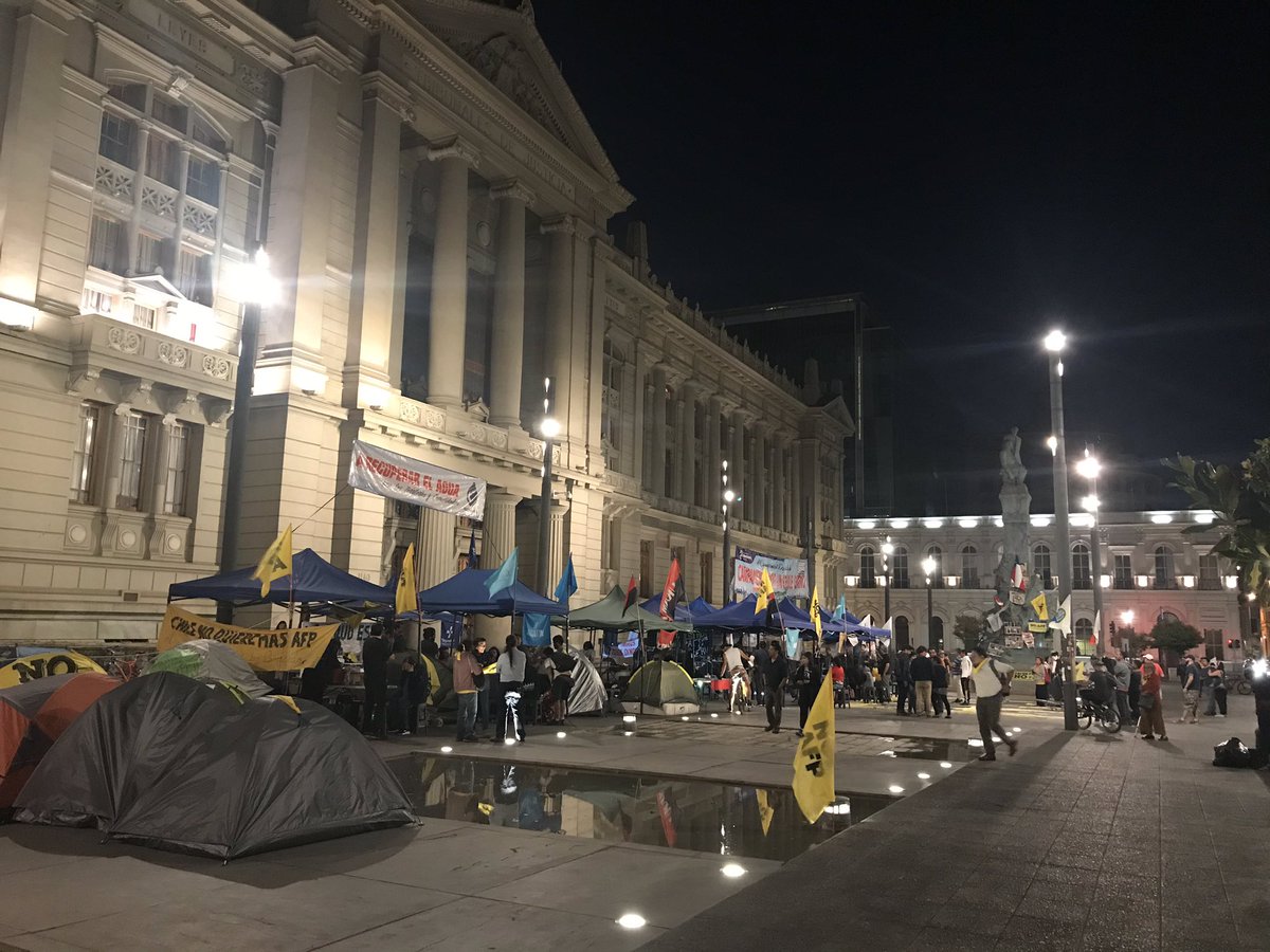 FelipeParadaM's tweet image. ¡Segunda noche! El #CampamentoDignidad sigue en pie en su segunda noche, vengan a apoyar necesitamos más fuerza en este campamento que seguirá en pie hasta que la dignidad se haga costumbre ¡Arriba lxs que luchan! 🇨🇱⚡️✌🏼  #ChadwickEsCulpable