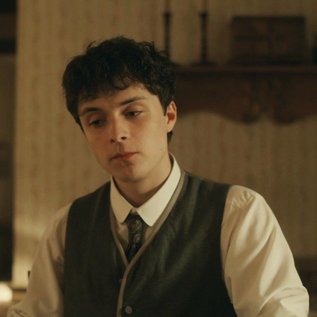 duda_cuthbert's tweet photo. Não sei vocês mas eu acho o Gilbert mais bonito do que o Lucas, por isso que eu digo que o ter caráter deixam a pessoa mais charmosas 
#renewannewithane https://t.co/kMkIcrh5X1