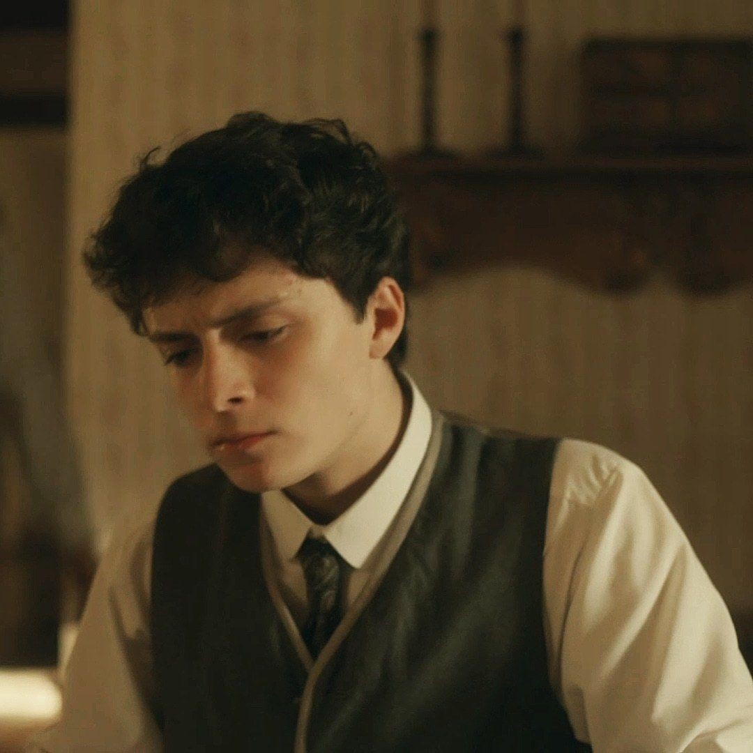 duda_cuthbert's tweet photo. Não sei vocês mas eu acho o Gilbert mais bonito do que o Lucas, por isso que eu digo que o ter caráter deixam a pessoa mais charmosas 
#renewannewithane https://t.co/kMkIcrh5X1