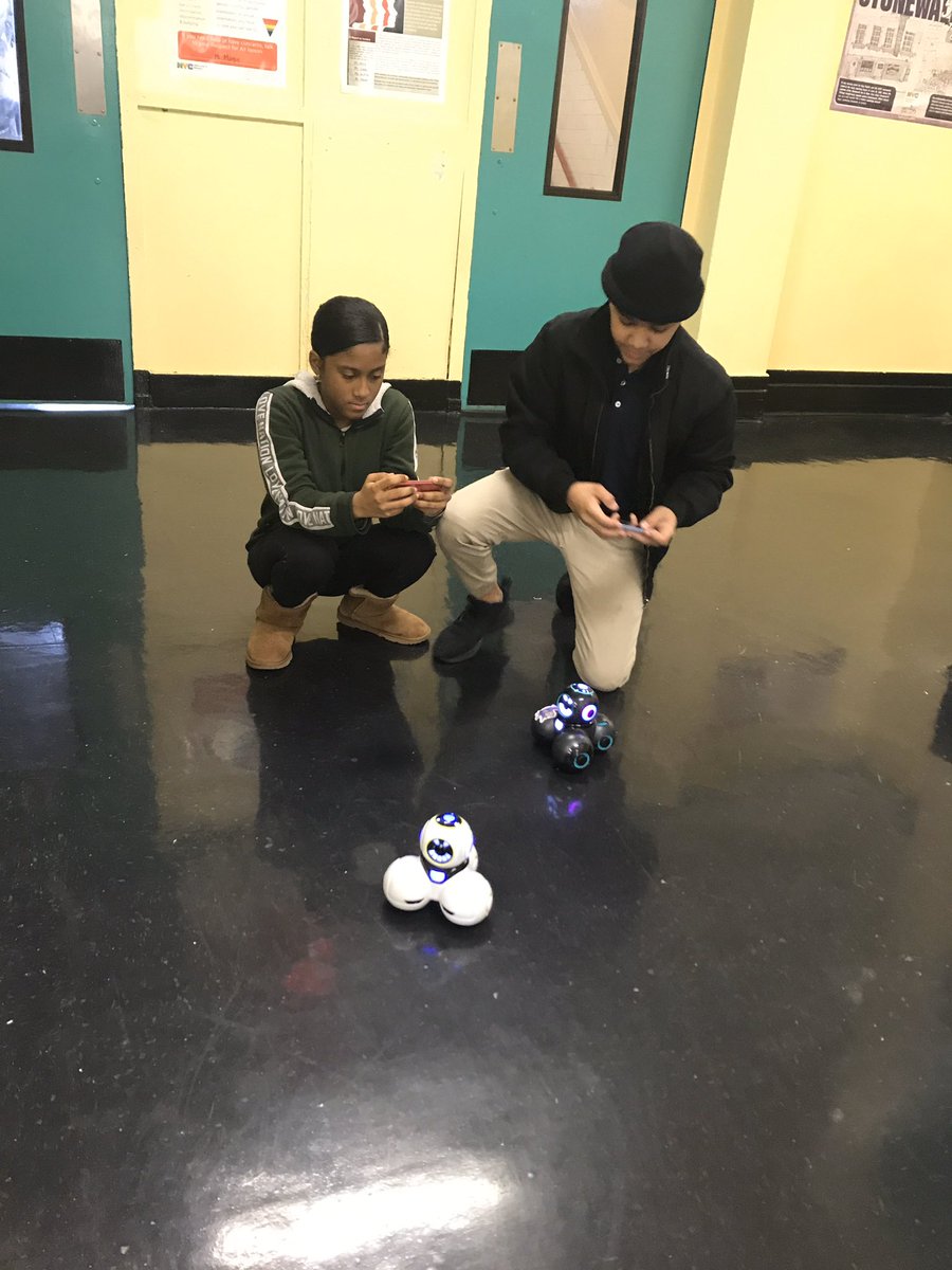 Murray171's tweet photo. #CSEdWeek Day 2 #IS171 Robots & collaboration @WonderWorkshop #CSForAllNYC @CSForAllNYC @techstrodinaire #CodeBrooklyn https://t.co/ywmZqpUJjR