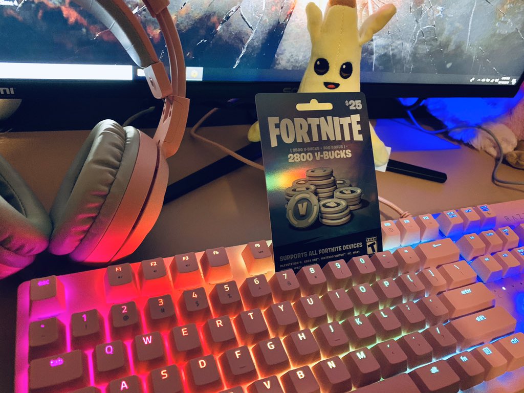 Auhmaezing1's tweet image. Giving away this VBuck card to one person in 6 hours who rt's this post and is following me! 💕