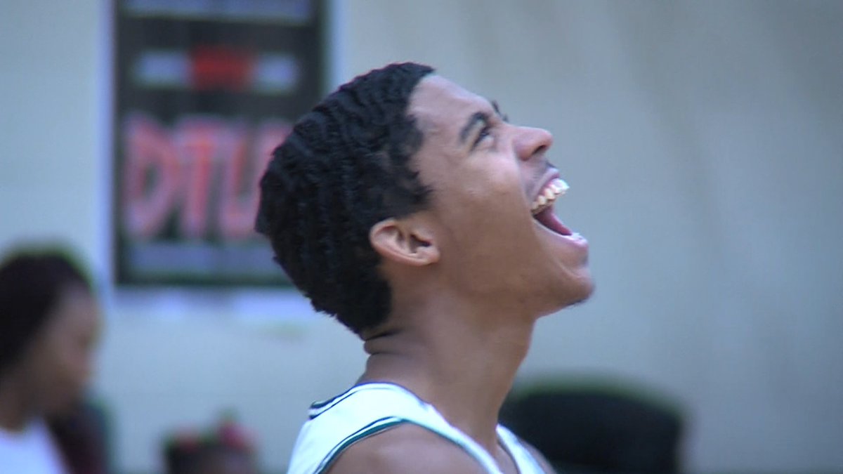 GordonVoit's tweet photo. BRANDON WESTON
🏀 Meet the next 4⭐ prospect out of Morgan Park, who's off to a red-hot start in his "statement year"
🏀 @NICKIRV: "Brandon Weston is a pro. @BWest233 is unstoppable."
🏀 #Illini on list feat. ACC, A10, BE, B10, P12
😂 NY vs. CHI accent
https://t.co/69iHRW7hHa https://t.co/QJ6BjUYZ6n