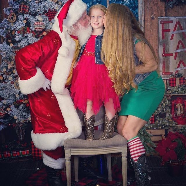 SH_Organics's tweet photo. Last year’s Santa photos are going to be hard to top. No pressure @cloud9studios https://t.co/6ybQ2m5Vxx https://t.co/1sI5I4c1Sl