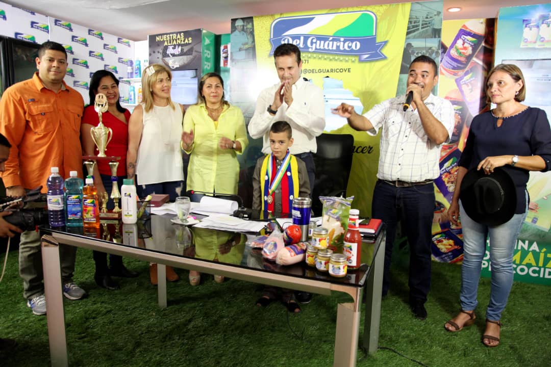 Clebguarico's tweet photo. El Parlamento Guariqueño, junto al Gobernador José Vásquez, entregaron la condecoración "Dámaso Figueredo" a Robert Rodríguez "El Gaguito de Oro", por su destacada participación en Talento de Corazón.
#EnDirectoJV
#YoSoyPuebloClebg https://t.co/lL25pKw55S