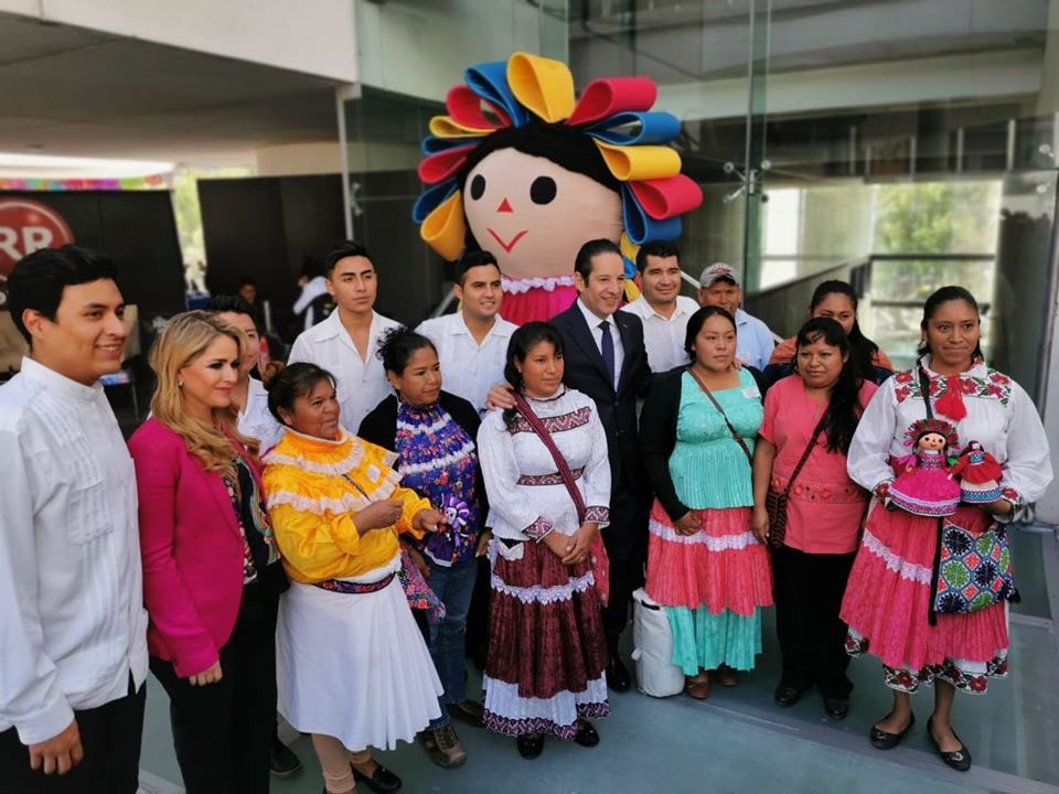 PaulinaAguado's tweet photo. En compañía del Gobernador @PanchDominguez, y de los Senadores @makugo y @LupitaMurguiaG inauguramos la Muestra Artesanal, cultural y gastronómica de Querétaro en el Senado de la República.
Por esto y más #Querétaro es #OrgulloDeMx
#QroOrgulloDeMx #CDMX #LeleEnElSenado #Senado https://t.co/WSrK8AEAdY