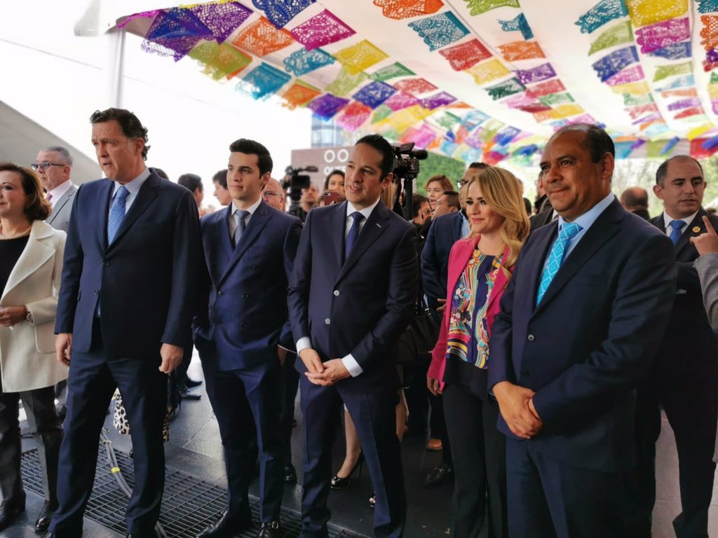 PaulinaAguado's tweet photo. En compañía del Gobernador @PanchDominguez, y de los Senadores @makugo y @LupitaMurguiaG inauguramos la Muestra Artesanal, cultural y gastronómica de Querétaro en el Senado de la República.
Por esto y más #Querétaro es #OrgulloDeMx
#QroOrgulloDeMx #CDMX #LeleEnElSenado #Senado https://t.co/WSrK8AEAdY