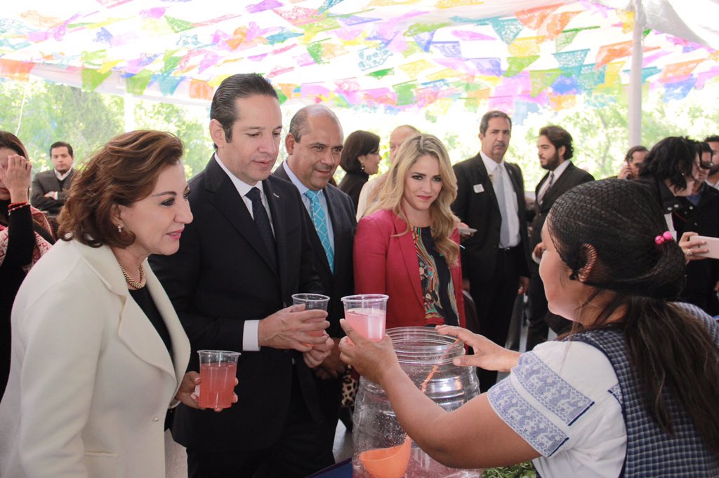 PaulinaAguado's tweet photo. En compañía del Gobernador @PanchDominguez, y de los Senadores @makugo y @LupitaMurguiaG inauguramos la Muestra Artesanal, cultural y gastronómica de Querétaro en el Senado de la República.
Por esto y más #Querétaro es #OrgulloDeMx
#QroOrgulloDeMx #CDMX #LeleEnElSenado #Senado https://t.co/WSrK8AEAdY