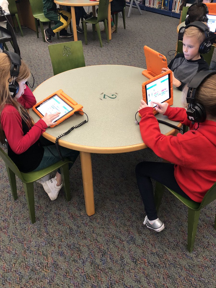 MrsSibbach's tweet photo. Coding in Library at Pine Street! #CodingCougars #HourOfCode #PASDProud https://t.co/lQATImskQN