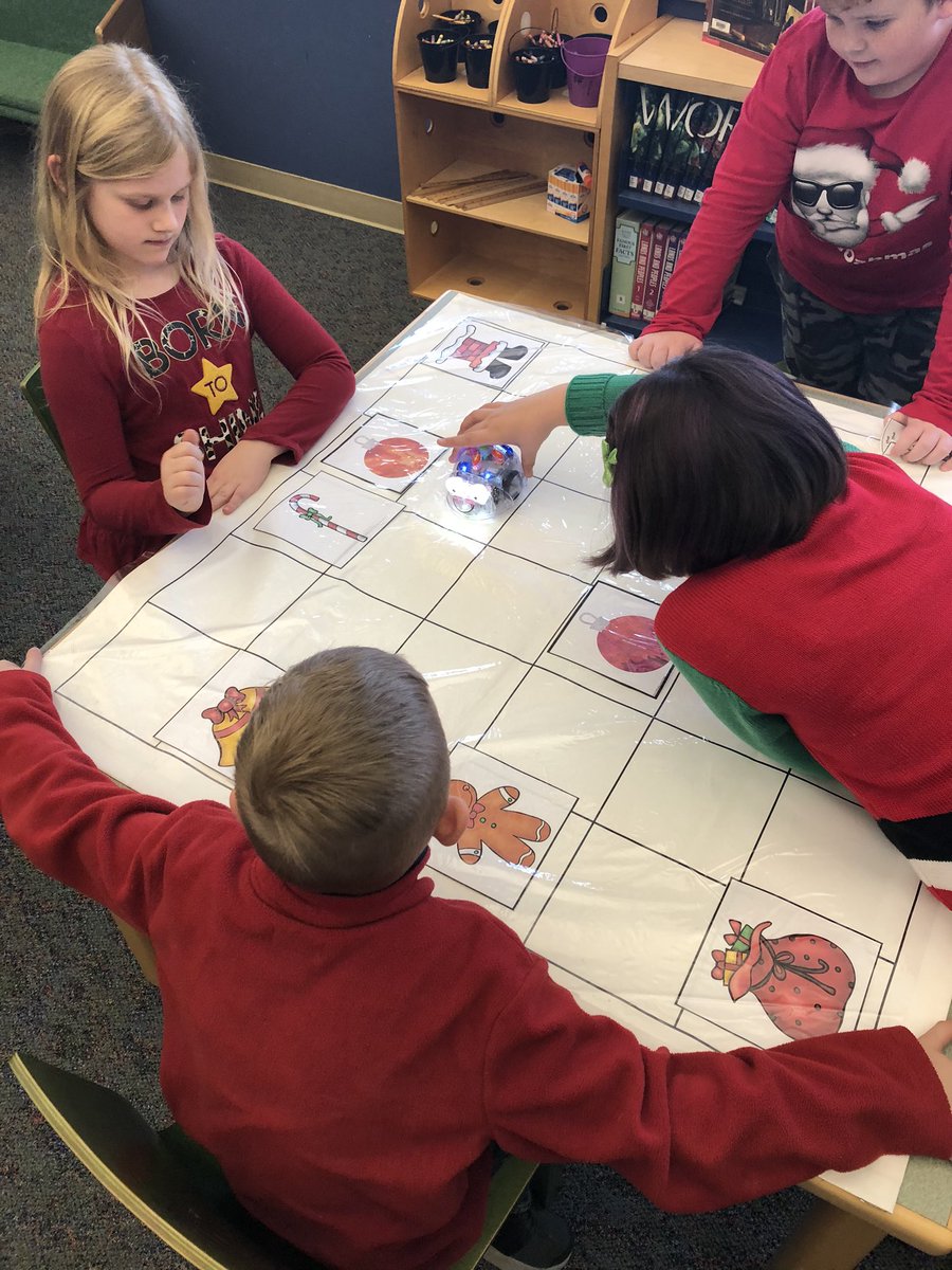 MrsSibbach's tweet photo. Coding in Library at Pine Street! #CodingCougars #HourOfCode #PASDProud https://t.co/lQATImskQN
