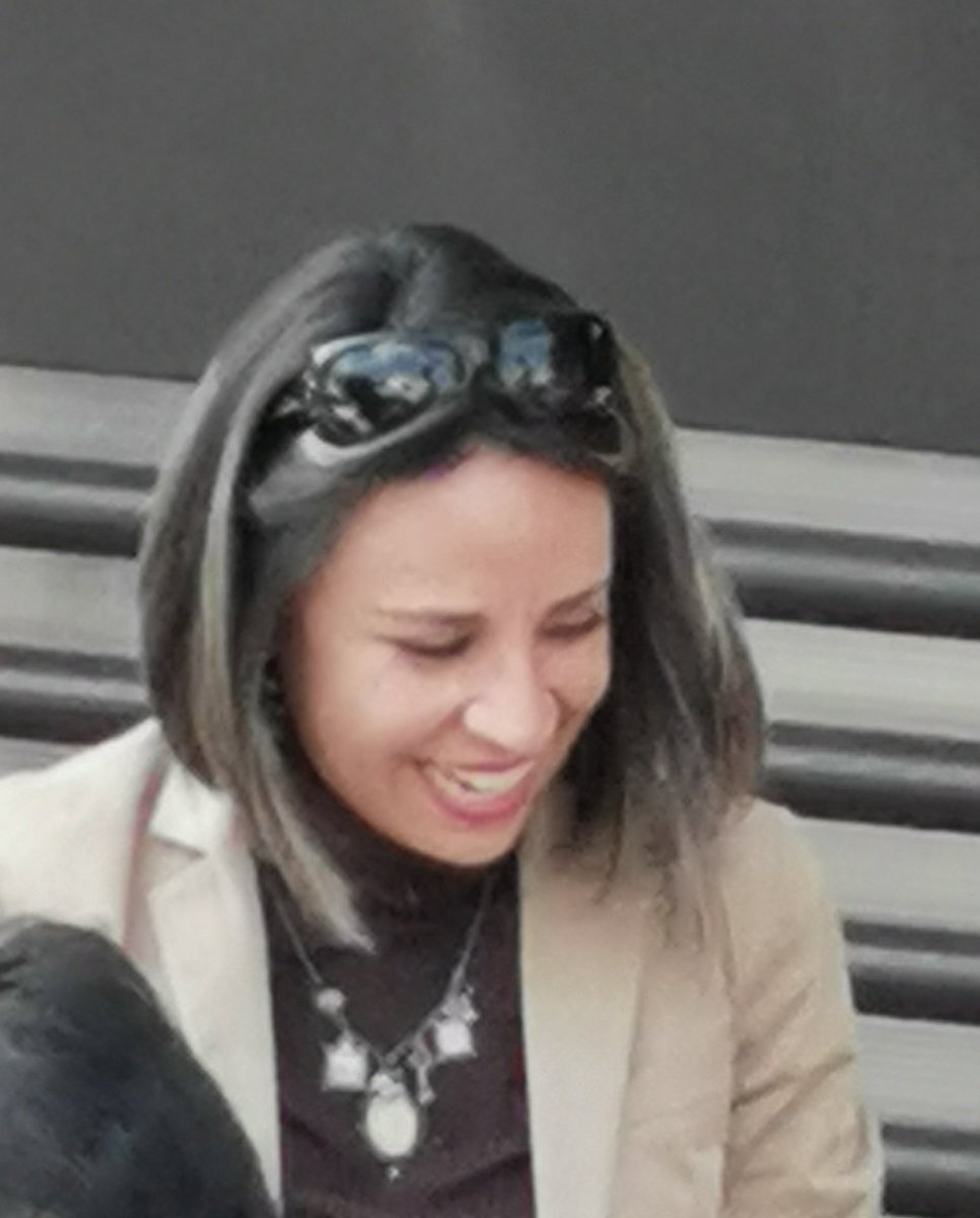 LaCampestre_Ch's tweet photo. Nos comparten fotos de esta señora, cliente del kinder #Montessori ubicado en Cerro San Francisco, obstruye entrada de vecinos mientras cotorrea agusto y se molesta de que le pidan mueva su auto. Esto es algo que se repite en otras calles de la colonia, aprendamos a respetar! https://t.co/W0G9xl0AkX