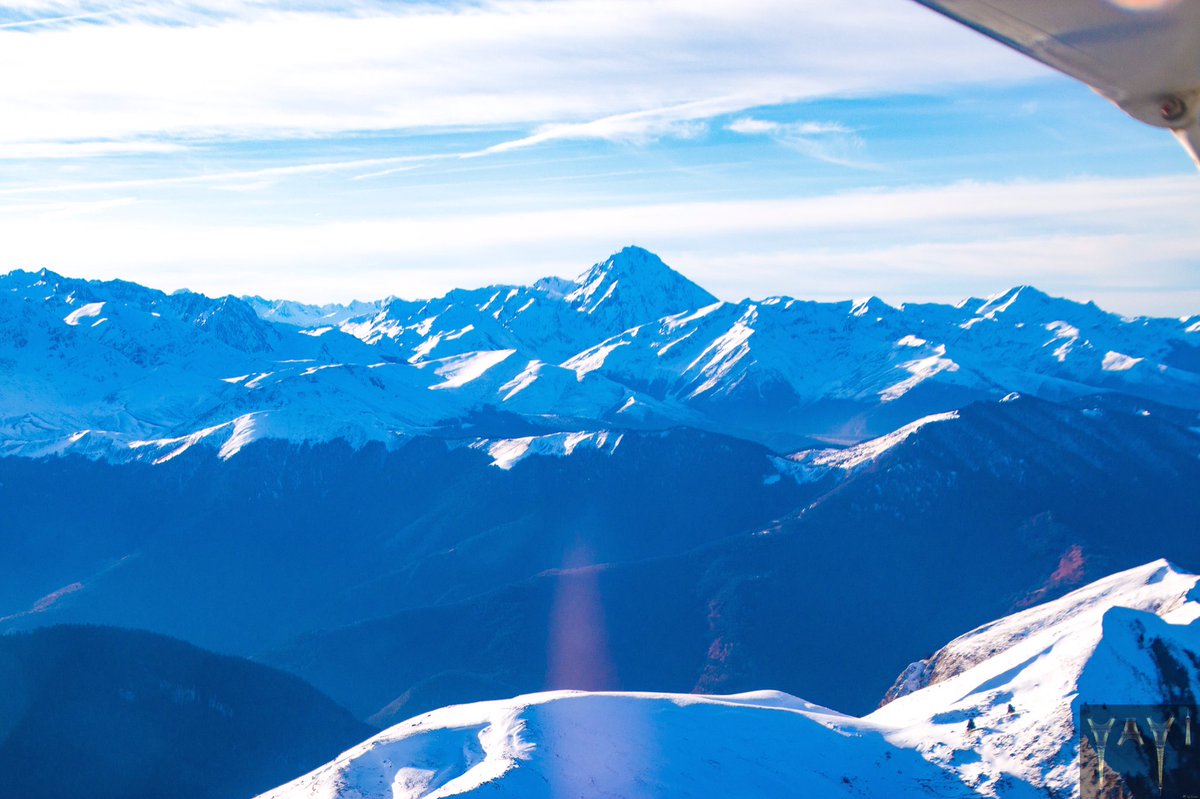 reivaxstgo31's tweet photo. 1ères captures de mon survol des #Pyrénées cet après-midi emmené par Éric Soulé de Lafont aviateur pilote photographe(des racines et des ailes Pyrénées 01/2015)@PicduMidi #Lac d’#Espingo 1882m et rase-motte sommets du #Luchonnais @HauteGaronne @TourismeHG @drda_officiel merciÉric https://t.co/zGYc7eP18t