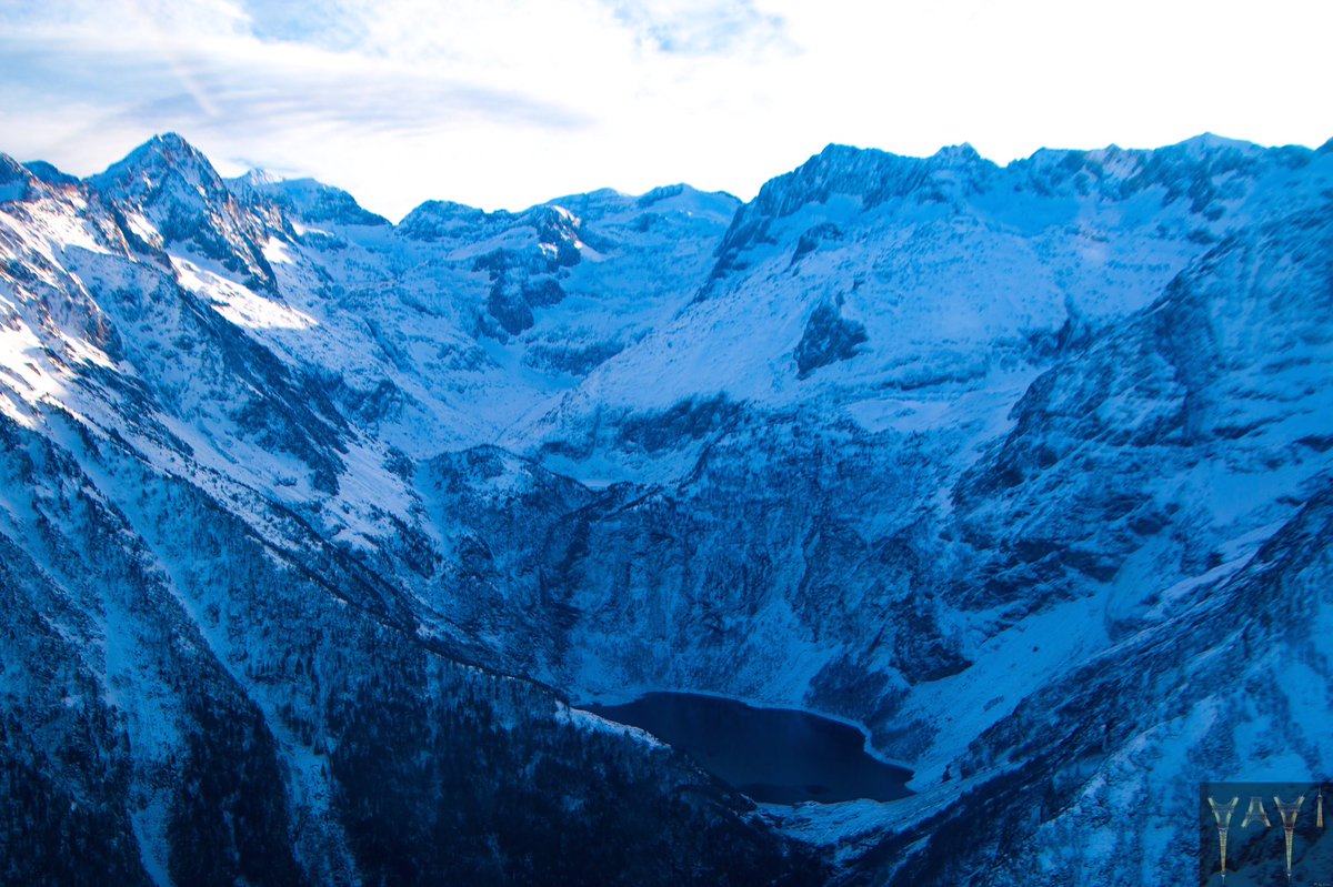 reivaxstgo31's tweet photo. 1ères captures de mon survol des #Pyrénées cet après-midi emmené par Éric Soulé de Lafont aviateur pilote photographe(des racines et des ailes Pyrénées 01/2015)@PicduMidi #Lac d’#Espingo 1882m et rase-motte sommets du #Luchonnais @HauteGaronne @TourismeHG @drda_officiel merciÉric https://t.co/zGYc7eP18t