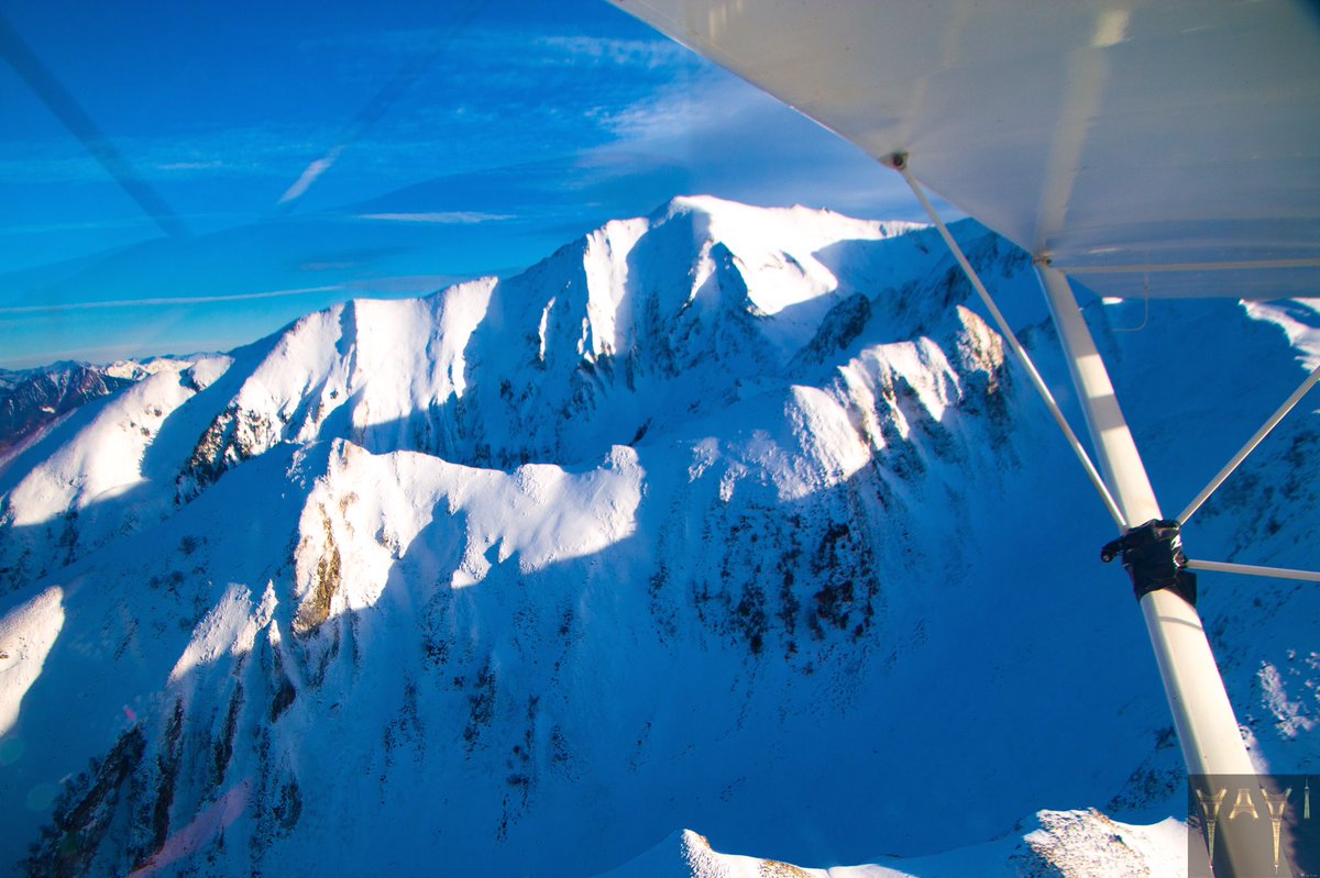 reivaxstgo31's tweet photo. 1ères captures de mon survol des #Pyrénées cet après-midi emmené par Éric Soulé de Lafont aviateur pilote photographe(des racines et des ailes Pyrénées 01/2015)@PicduMidi #Lac d’#Espingo 1882m et rase-motte sommets du #Luchonnais @HauteGaronne @TourismeHG @drda_officiel merciÉric https://t.co/zGYc7eP18t
