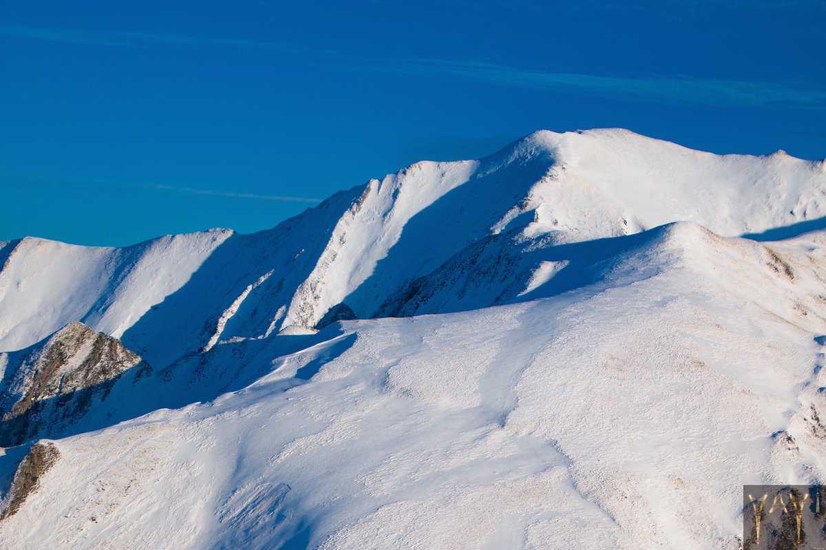 reivaxstgo31's tweet photo. 1ères captures de mon survol des #Pyrénées cet après-midi emmené par Éric Soulé de Lafont aviateur pilote photographe(des racines et des ailes Pyrénées 01/2015)@PicduMidi #Lac d’#Espingo 1882m et rase-motte sommets du #Luchonnais @HauteGaronne @TourismeHG @drda_officiel merciÉric https://t.co/zGYc7eP18t