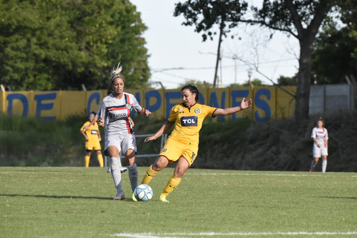 PRIMERA AFA I Final del primer tiempo en Baigorria, Central cae 2-0 ante San Lorenzo. Maca Sánchez convirtió los tantos del Cuervo. El primero a los 8 de penal y el segundo sobre el final. A los 7 Selena Chamorra malogró un penal para las Canallas. Vía <a href="/bianossola/">Bian Ossola</a> y <a href="/FuocoTrovato/">Franco Trovato Fuoco</a>