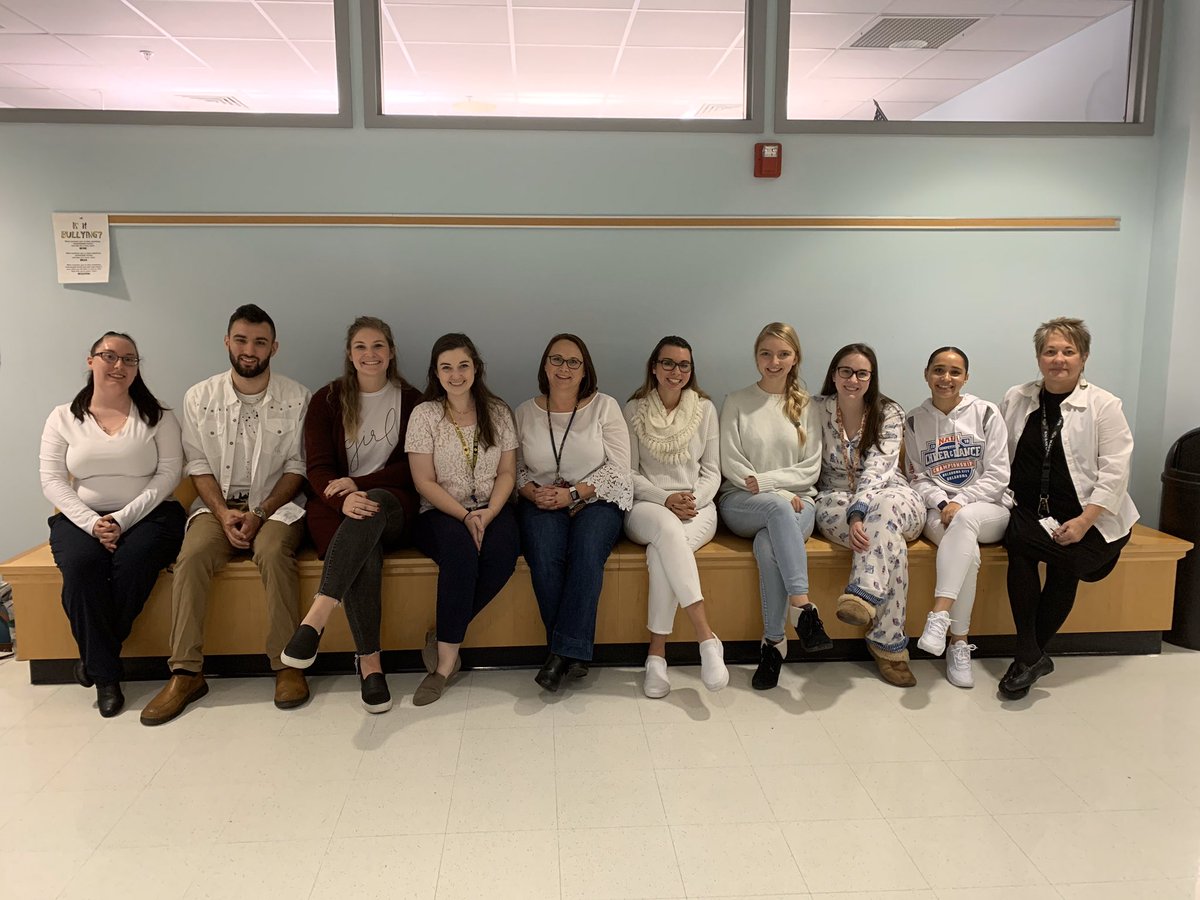 FredericksMs's tweet photo. 8th Grade is loving dressing up! @MpMiddle https://t.co/RiY0FFkDU8