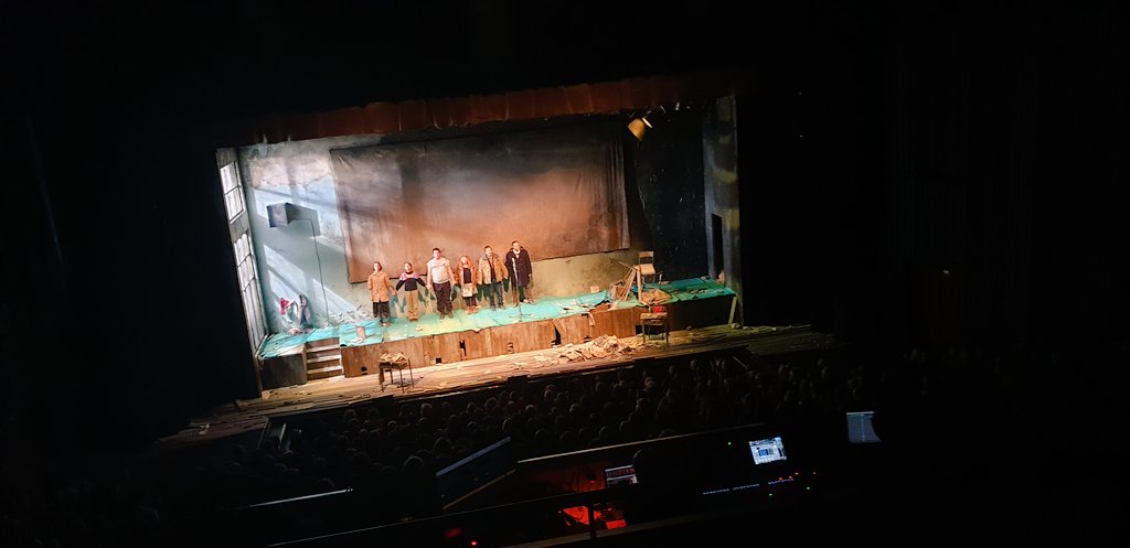 surmars7000's tweet photo. [En direct] Salle comble pour le spectacle "La fin de l'homme rouge" #surmars https://t.co/B1hCPE0Npn