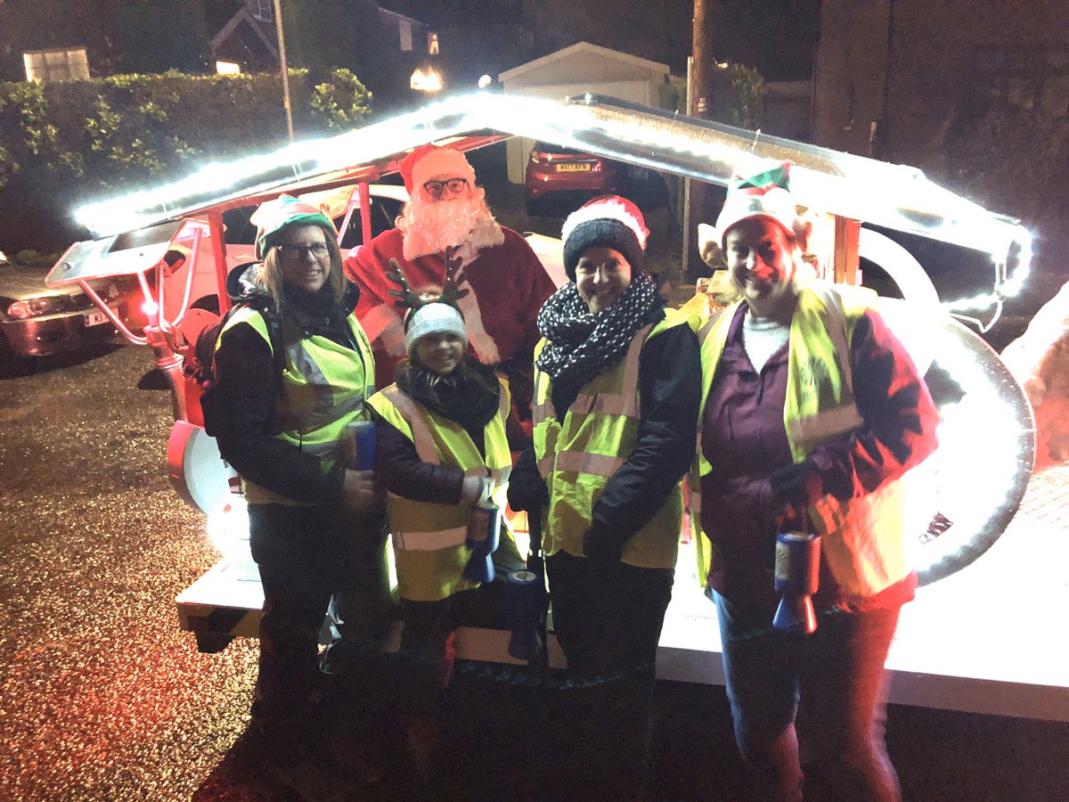 The #CricketElves were out and about again, spreading Christmas cheer across #Poynton this evening with <a href="/PoyntonSanta/">Poynton Santa</a> and <a href="/PoyntonTable/">Poynton Round Table</a> 🎅