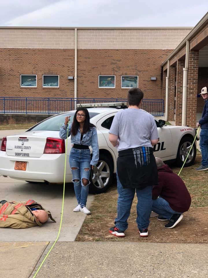 MaryFinley13's tweet photo. Students recently worked with the @NCSHP learning about traffic accident investigation and field sobriety testing. Great, hands-on learning experiences for @mcscte #Law and Justice classes. #CTEforNC #ctworks https://t.co/i8biIToZ0n