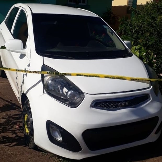 Una persecución policial en Chitré permitió la aprehensión de tres hombres de 19, 20 y 24 años de edad, quienes supuestamente robaron en un minisúper, ubicado en la barriada Villa Cecilia del corregimiento de Monagrillo.