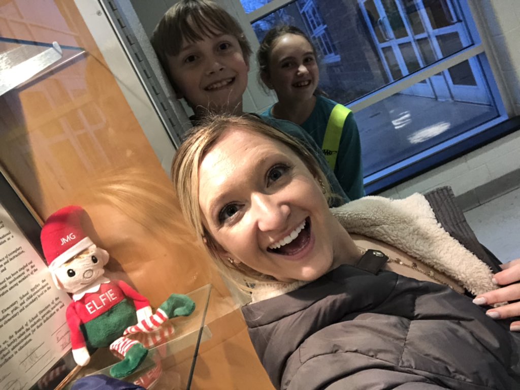 MissWitte24's tweet photo. Almost forgot my #Selfie with the #Elfie today! The two photo bombers behind me reminded me on my way out! ❤️ @PSDGrasse #HappyHolidays https://t.co/b34Qt0cAWS