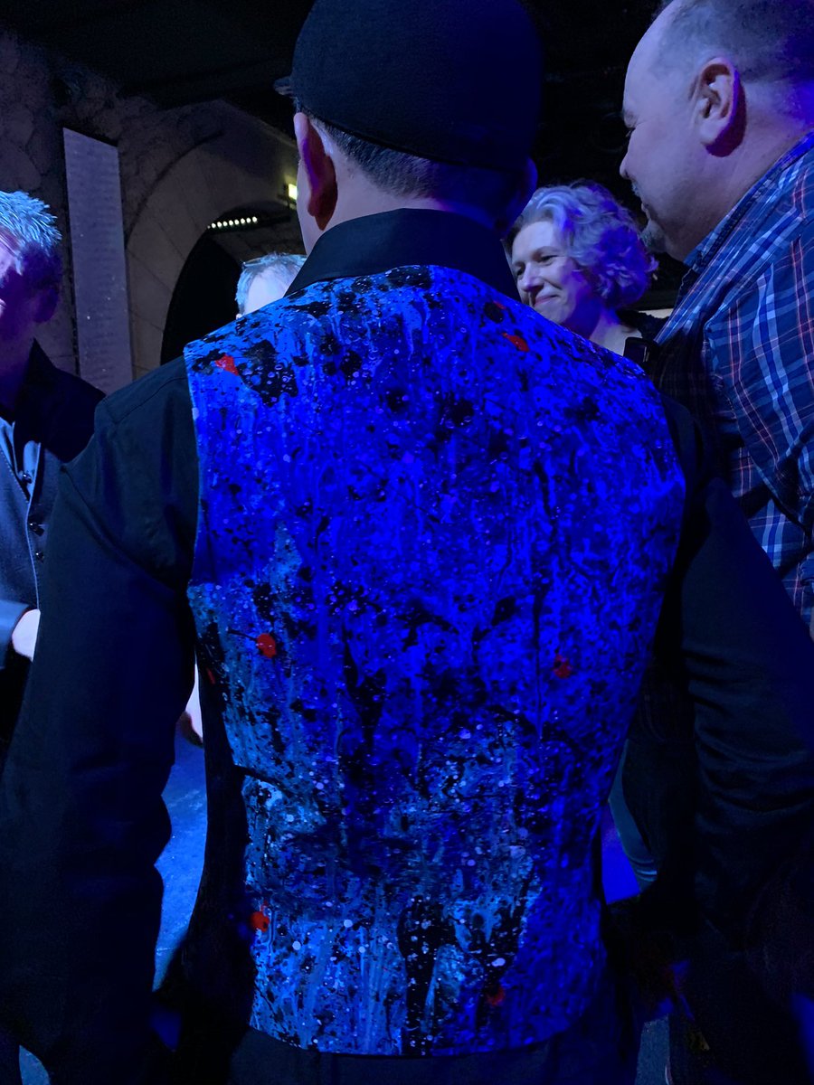 campa_al's tweet photo. Quand l’art de #danhoo s’installe délicatement au dos de son gilet, c’est juste magnifique 😍❗️#vernissage #liveinblue #concertperformance #paris #mode https://t.co/SEJX9L30N0