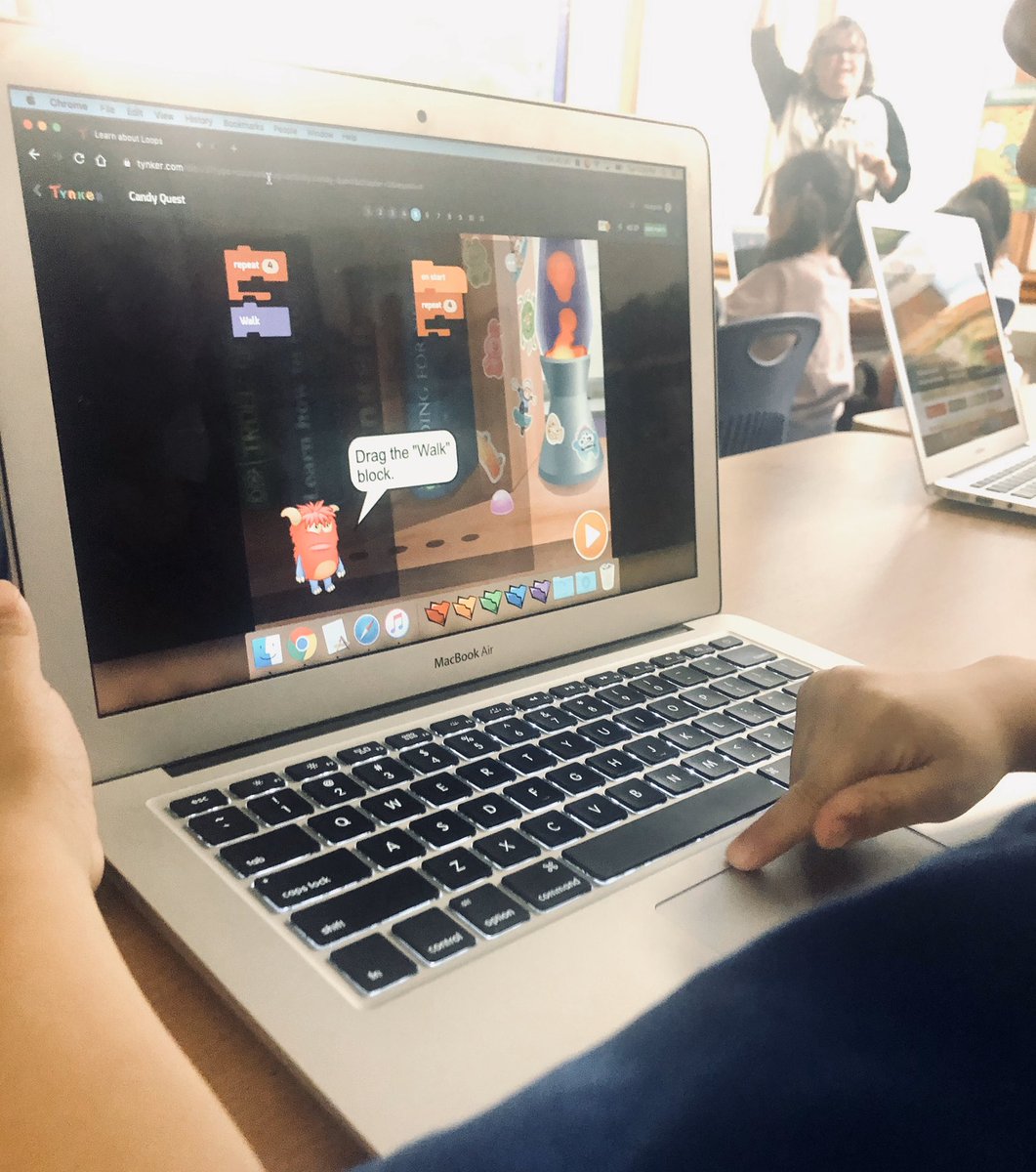CCProvance's tweet photo. Elliott Owls creating loops in Tynker #LpsOrg #LpsCompSci #HourOfCode https://t.co/K8UE2yAlLE