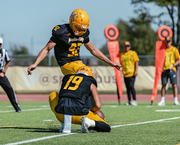 Aires1Andre's tweet photo. 🏆All-American Hon. Mention! Blessed with the talent and thankful for the opportunity! Discipline is the bridge between goals and accomplishment. @coach_cy @CoachJDominguez @MillerCoachz @trenchking19 @tcminnick11 https://t.co/g9VF12ubNe