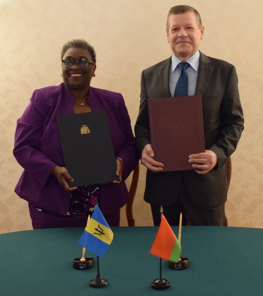 BelarusUNNY's tweet photo. PR of #Belarus to the @UN #ValentinRybakov after signing at @BelarusUNNY on December 10 of a Joint Communiqué on the Establishment of Diplomatic Relations between Belarus & #Barbados: we must look into the possibilities to increase bilateral relations in trade & economic areas https://t.co/SQJJtBbQzP