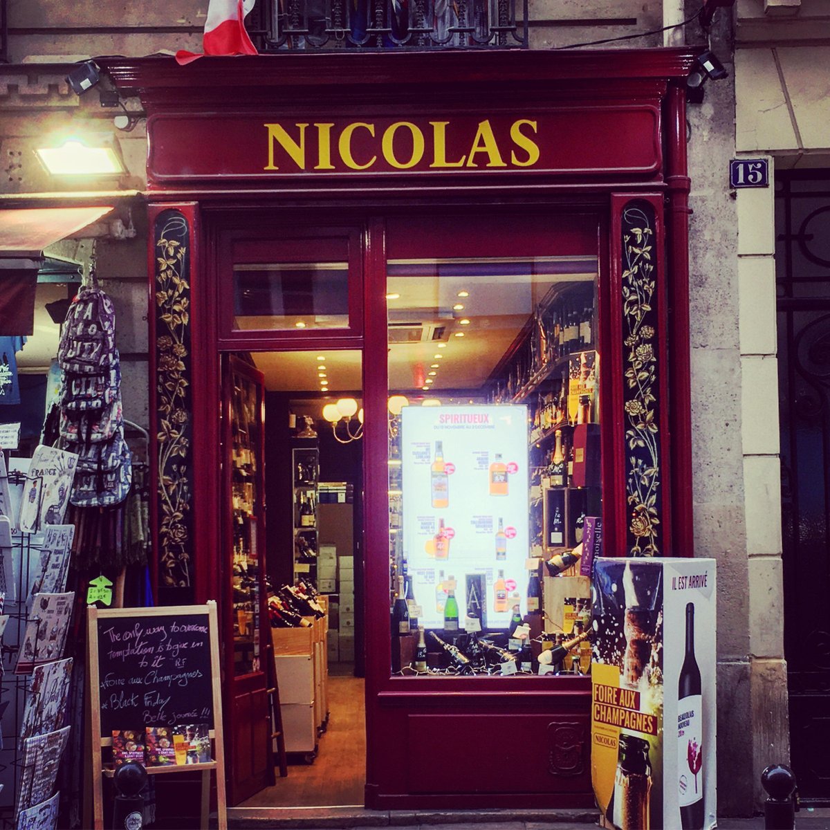 @Parigramme <a href="/le_Parisien/">Le Parisien</a> <a href="/ParisEnCommun/">Paris en Commun</a> <a href="/sortirapariscom/">Sortiraparis</a> <a href="/ParisZigZag/">ZigZag</a> <a href="/20minutesparis/">20minutes Paris/IDF</a> <a href="/Pixdar/">Éric Darvoy</a> <a href="/legrandff/">Caves Legrand</a> <a href="/Debauve_fr/">Debauve & Gallais FR</a> <a href="/Club_Montmartre/">Club Montmartre</a> <a href="/20Minutes/">20 Minutes</a> <a href="/parisparisfr/">Paris Paris</a> <a href="/parisparisguide/">Paris city guide</a> <a href="/100pr100Paris15/">100% Paris 15e</a> <a href="/philippepoustis/">Philippe Poustis 🇺🇦🇦🇲</a> @soniarykiel @monumentum_fr <a href="/mairie6paris/">Mairie du 6ᵉ</a> <a href="/ParisHistorique/">Paris Historique</a> <a href="/Histoires2Paris/">Histoires de Paris</a> @vudenosfenetres <a href="/ruesParis/">RuesdeParis</a> <a href="/1000aparis/">Mille choses à Paris</a> <a href="/aujourd8paris/">Aujourd'hui Paris</a> <a href="/heritage_paris/">HERITAGE PARIS</a> Même devanture, mêmes panneaux peints... et même spécialité : un destin oenologique pour cette échoppe de la rue de Bucci (Paris 6)